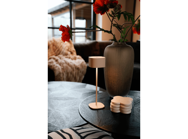 Serino Sand 2700K 90lm display 12stk Oppladbar bordlampe med USB-C