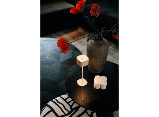 Serino Sand 2700K 90lm display 12stk Oppladbar bordlampe med USB-C